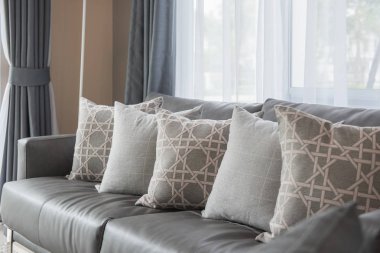 Modern oturma odası yastıklar sıra ile