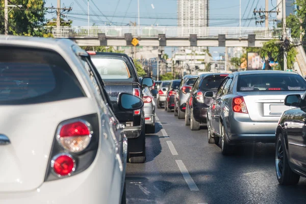 arabalar sokakta sıra ile trafik sıkışıklığı