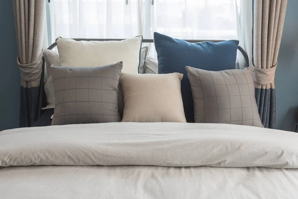 Conjunto de almohadas en la cama en el estilo de dormitorio moderno — Foto de Stock
