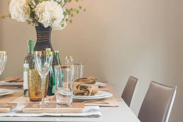 Mesa en la mesa de comedor en el comedor moderno — Foto de Stock