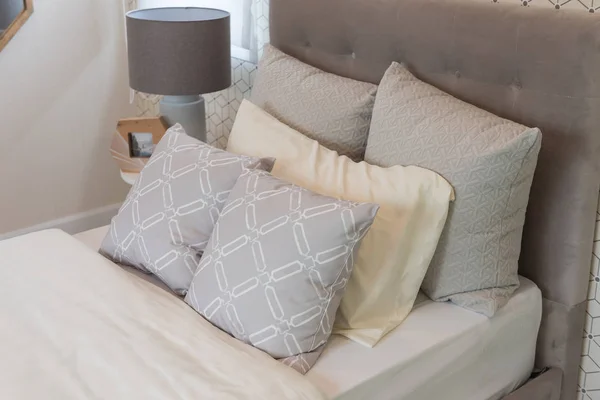 Dormitorio de estilo clásico con cama individual — Foto de Stock