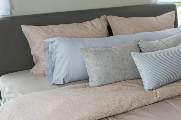 Conjunto de almohadas en tamaño de cama king en dormitorio de lujo —  Fotos de Stock