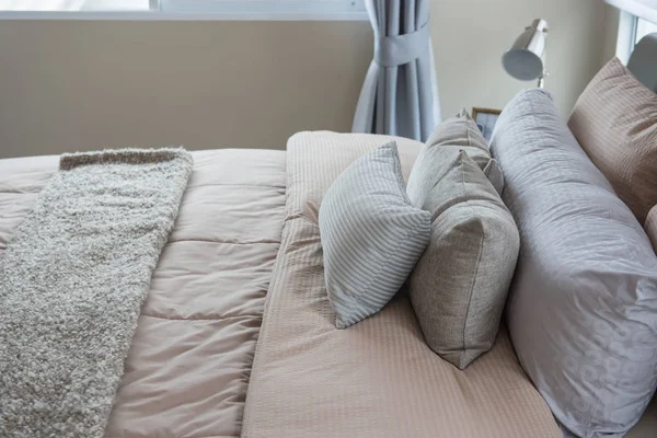 Набор подушек на двуспальной кровати — стоковое фото