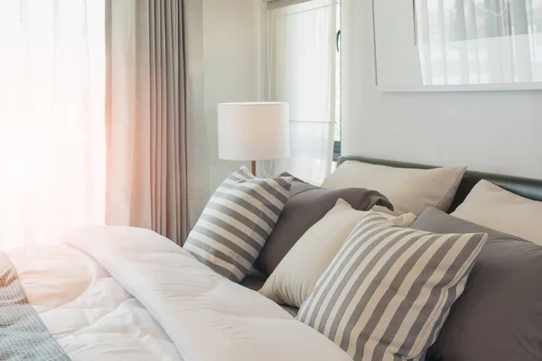 Современный дизайн спальни с набором подушек — стоковое фото
