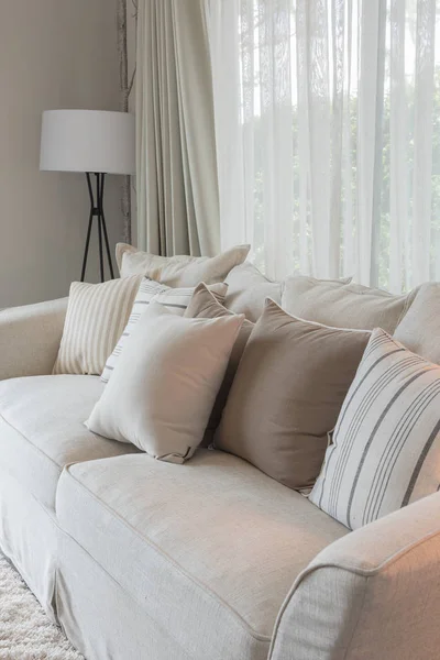 Conjunto de almohadas en el sofá acogedor en el dormitorio moderno —  Fotos de Stock