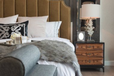 Klasik yatak odası içinde tepsi üzerinde kahve fincan ayarla