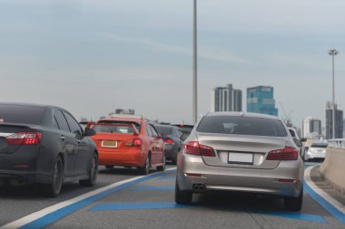Sıra sıra arabalarla trafik sıkışıklığı 