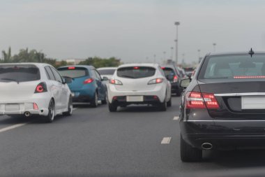 Sıra sıra arabalarla trafik sıkışıklığı