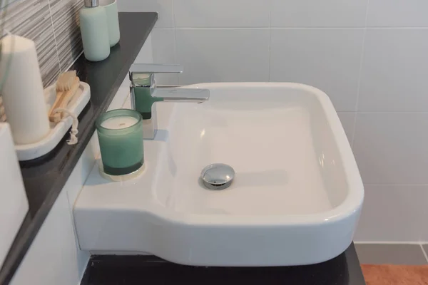 Intérieur salle de bain dans nouvelle maison de luxe — Photo