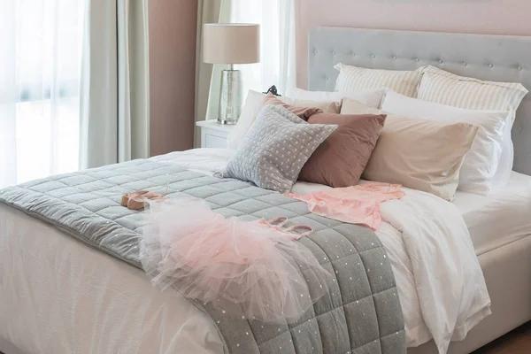 Klassiska sovrum stil med uppsättning kuddar — Stockfoto