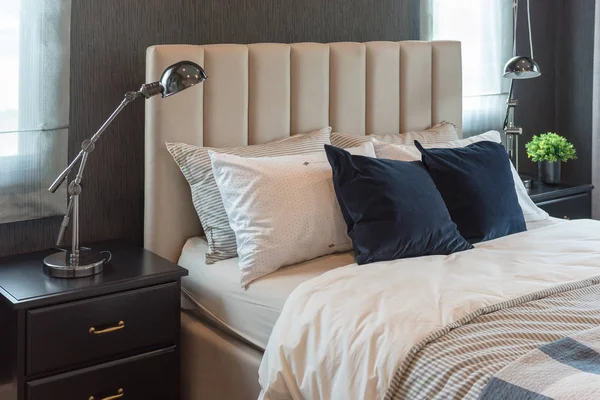 Estilo clásico dormitorio con lámpara moderna — Foto de Stock