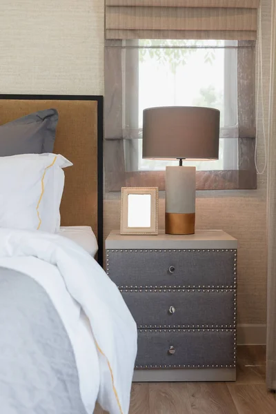 Estilo clásico dormitorio con lámpara —  Fotos de Stock