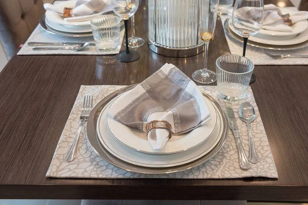 Mesa de lujo en mesa de comedor de madera — Foto de Stock