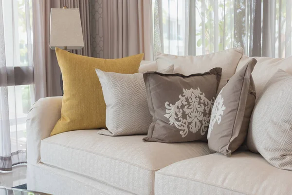 Klassieke witte elegantie sofa in de woonkamer — Stockfoto