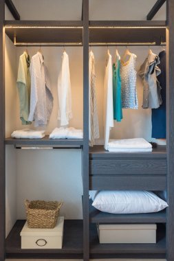 ahşap dolap dolap içinde yürüyüş