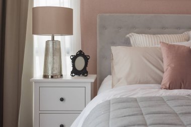 Klasik yatak odası stili yastık kümesi ile