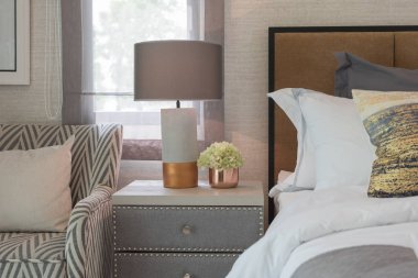 Klasik yatak odası tarzı rahat kanepe ile