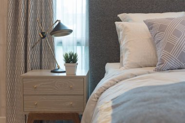 lüks yatak odası tarzı kümesiyle yastıklar