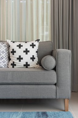 modern oturma odasında modern gri kanepe