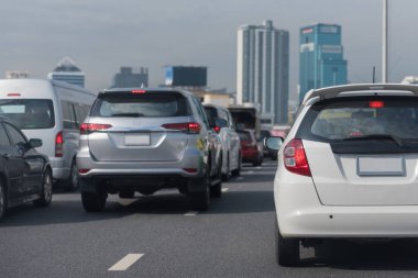 Sıra sıra arabalarla trafik sıkışıklığı 