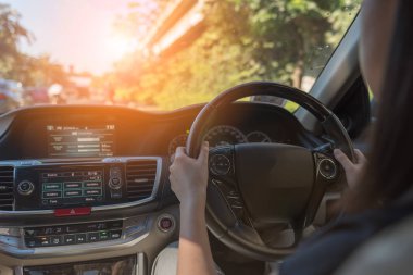 genç kadın bir araba 