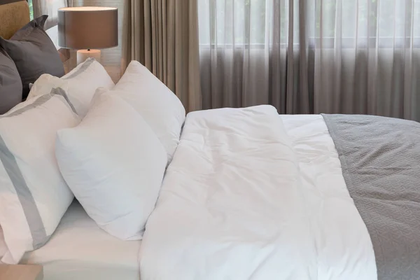 枕のセットを持つ古典的な寝室のスタイル — ストック写真