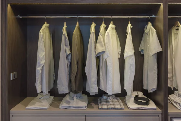 Moderna garderob med kläder som hänger — Stockfoto