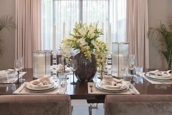 Mesa de lujo en mesa de comedor de madera —  Fotos de Stock