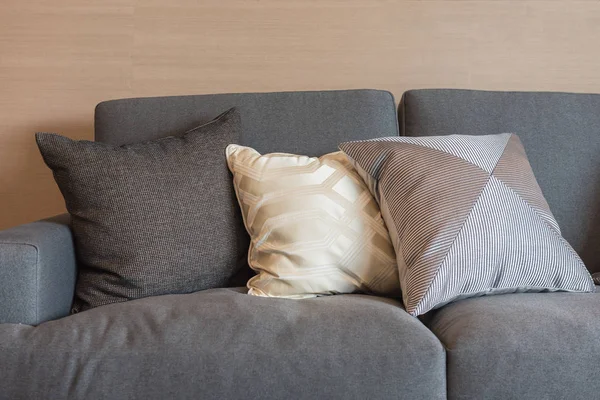 Zestaw poduszek na kolor ciemny elegancja kanapa — Zdjęcie stockowe