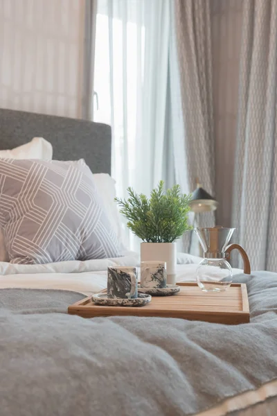 枕のセットで豪華な寝室のスタイル — ストック写真