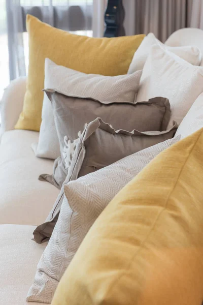 Κλασική κομψότητα λευκό καναπέ στο καθιστικό — Φωτογραφία Αρχείου