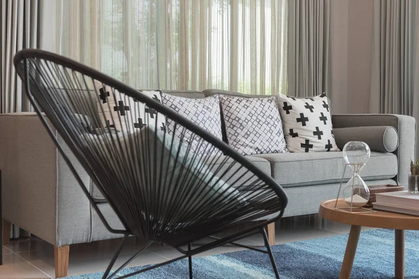 现代客厅里的现代灰色沙发 — 图库照片