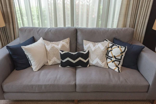 Роскошный стиль гостиной с набором подушек — стоковое фото