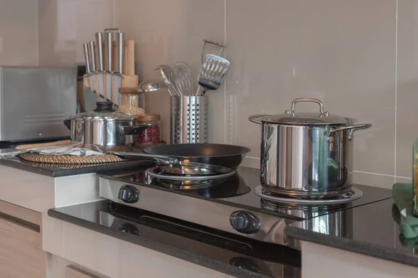 Sala de cozinha moderna com panela e panela — Fotografia de Stock