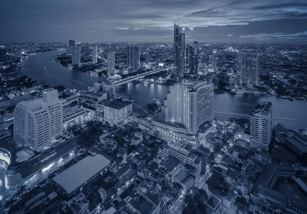 Bangkok paisaje urbano nocturno con edificios modernos —  Fotos de Stock