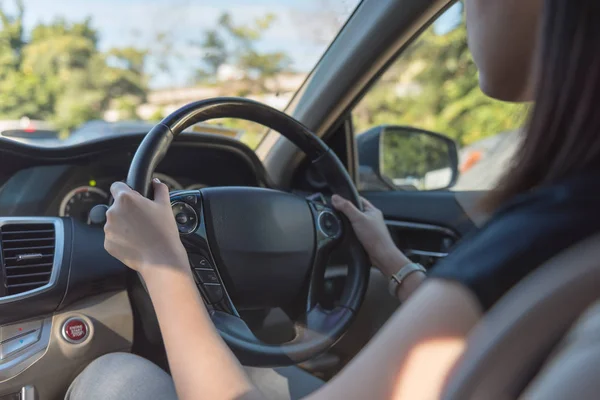 Jeunes femmes conduisant une voiture — Photo