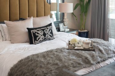 Klasik yatak odası içinde tepsi üzerinde kahve fincan ayarla