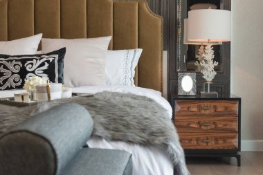 Klasik yatak odası içinde tepsi üzerinde kahve fincan ayarla