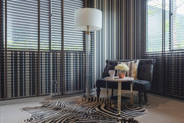 Beyaz lamba ile klasik sandalye 