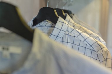 modern dolap Ray üzerinde asılı elbiseleri