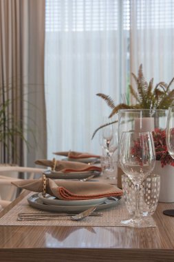 tablo üzerinde ahşap yemek odası ayarla