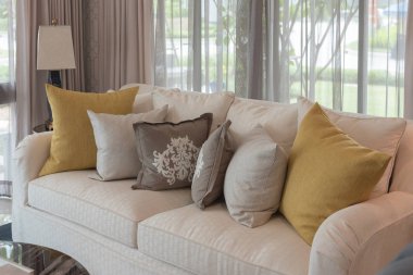 Klasik beyaz elegance kanepe oturma odasında