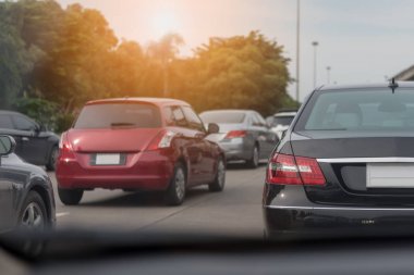 Sıra sıra arabalarla trafik sıkışıklığı