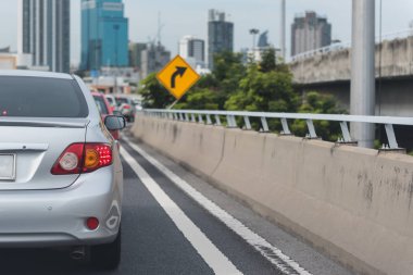 Sıra sıra arabalarla trafik sıkışıklığı