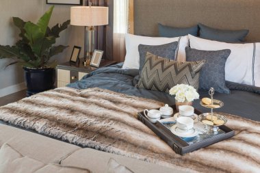 Klasik yatak odası içinde tepsi üzerinde kahve fincan ayarla