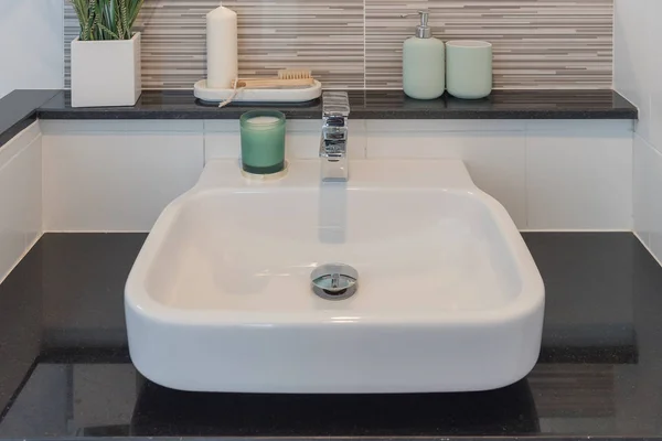 Badezimmereinrichtung in neuem Luxus-Zuhause — Stockfoto