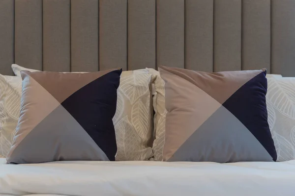Klasyczna sypialnia styl z zestawem poduszek — Zdjęcie stockowe