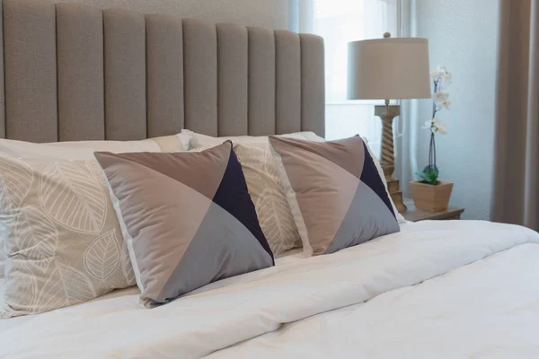 Klasyczna sypialnia styl z zestawem poduszek — Zdjęcie stockowe