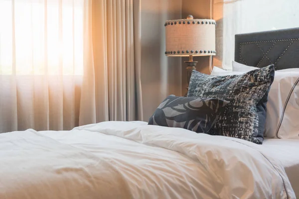 Одноместная спальня с набором подушек на кровати — стоковое фото