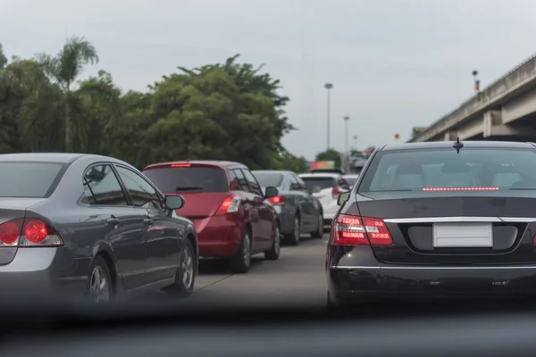 Sıra sıra arabalarla trafik sıkışıklığı — Stok fotoğraf